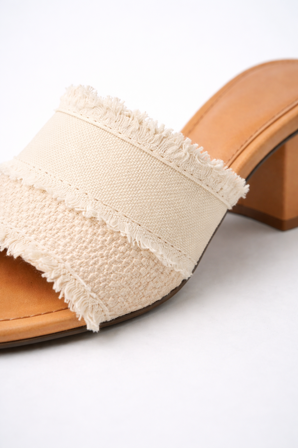 Sandalias de tacón con tira trenzada
