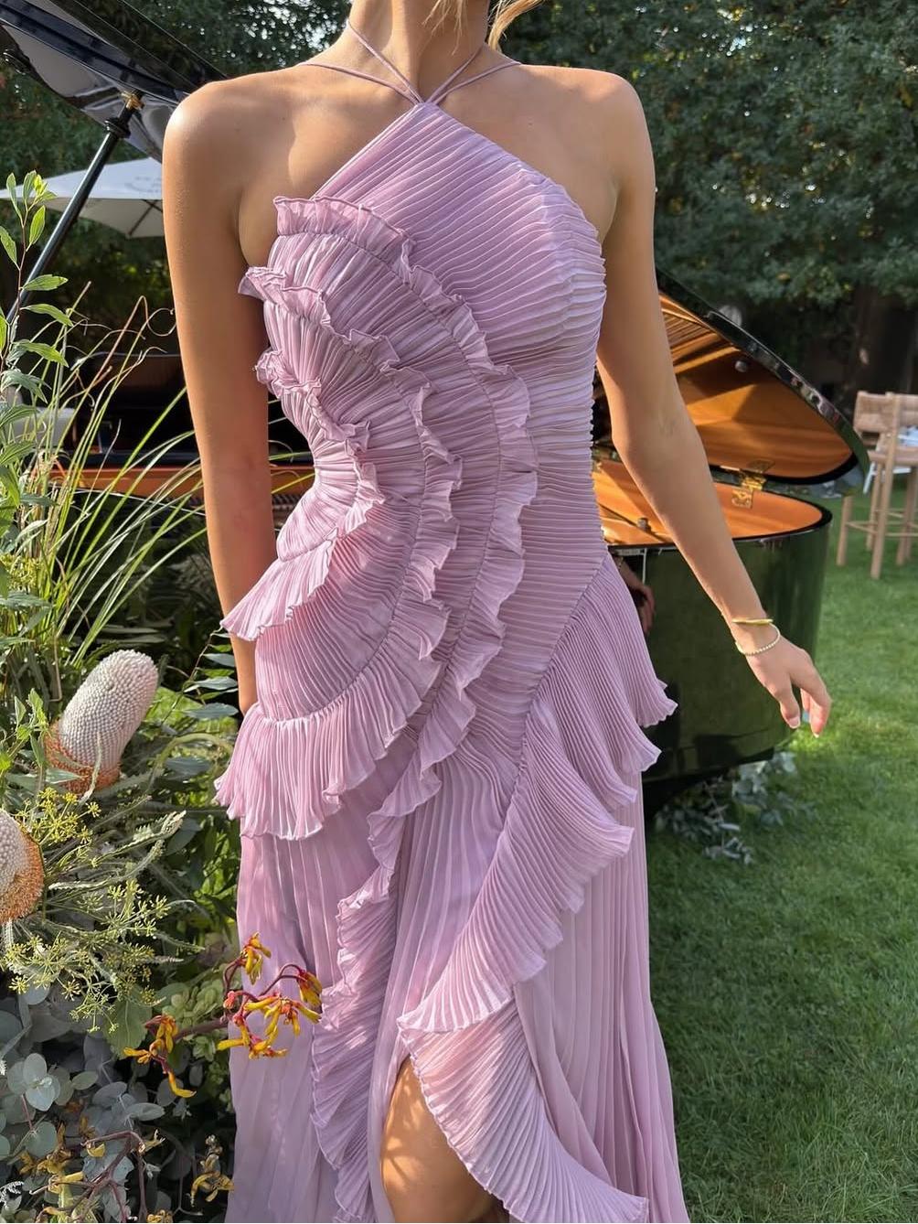 Vestido con plisados en cascada