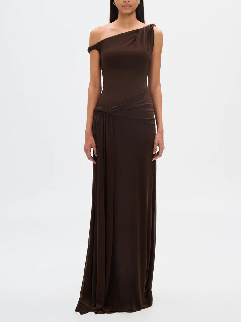 Vestido largo cacao con hombro al descubierto