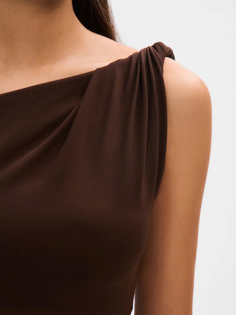 Vestido largo cacao con hombro al descubierto