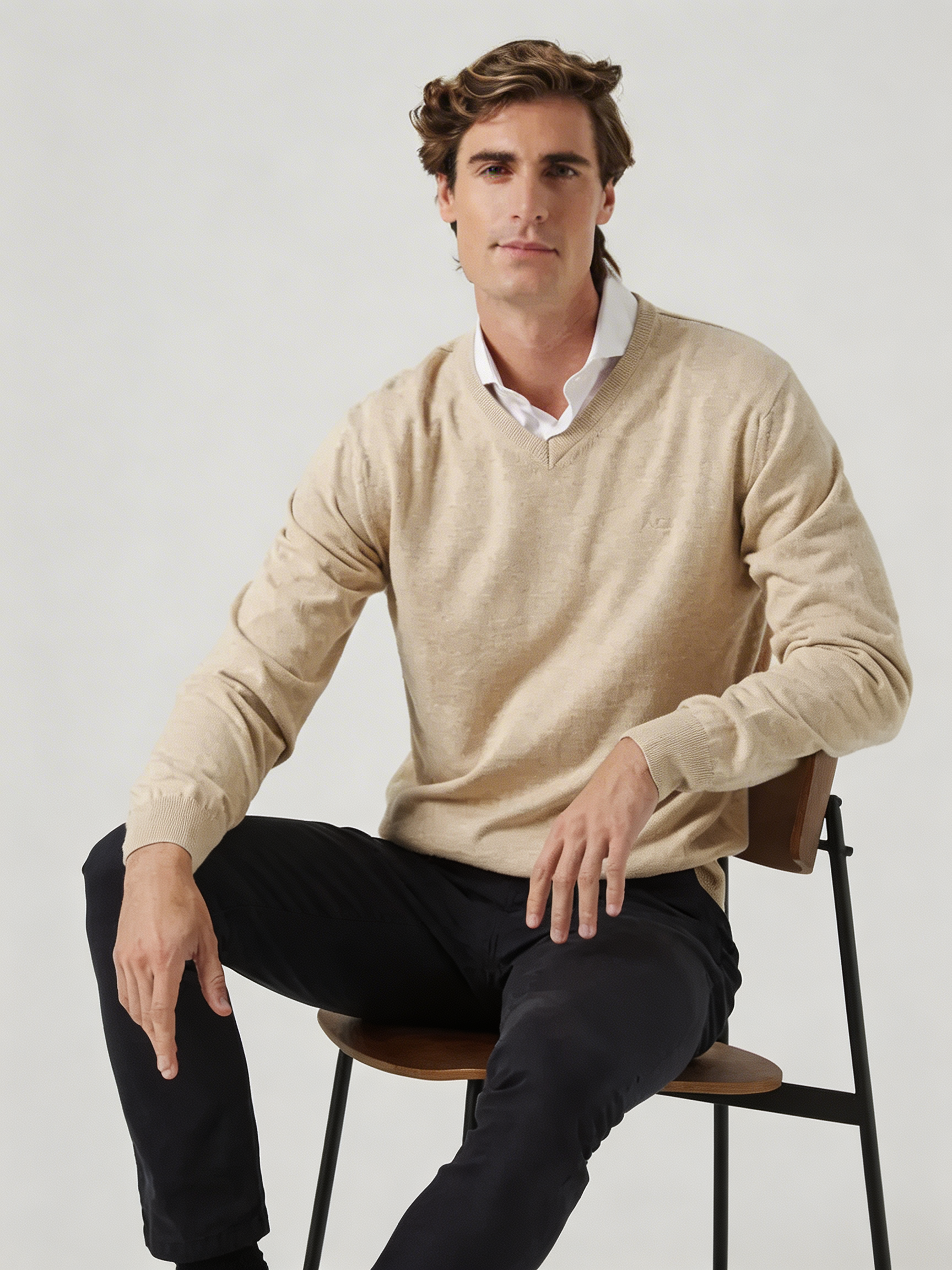 Jersey clásico de algodón beige con cuello en V