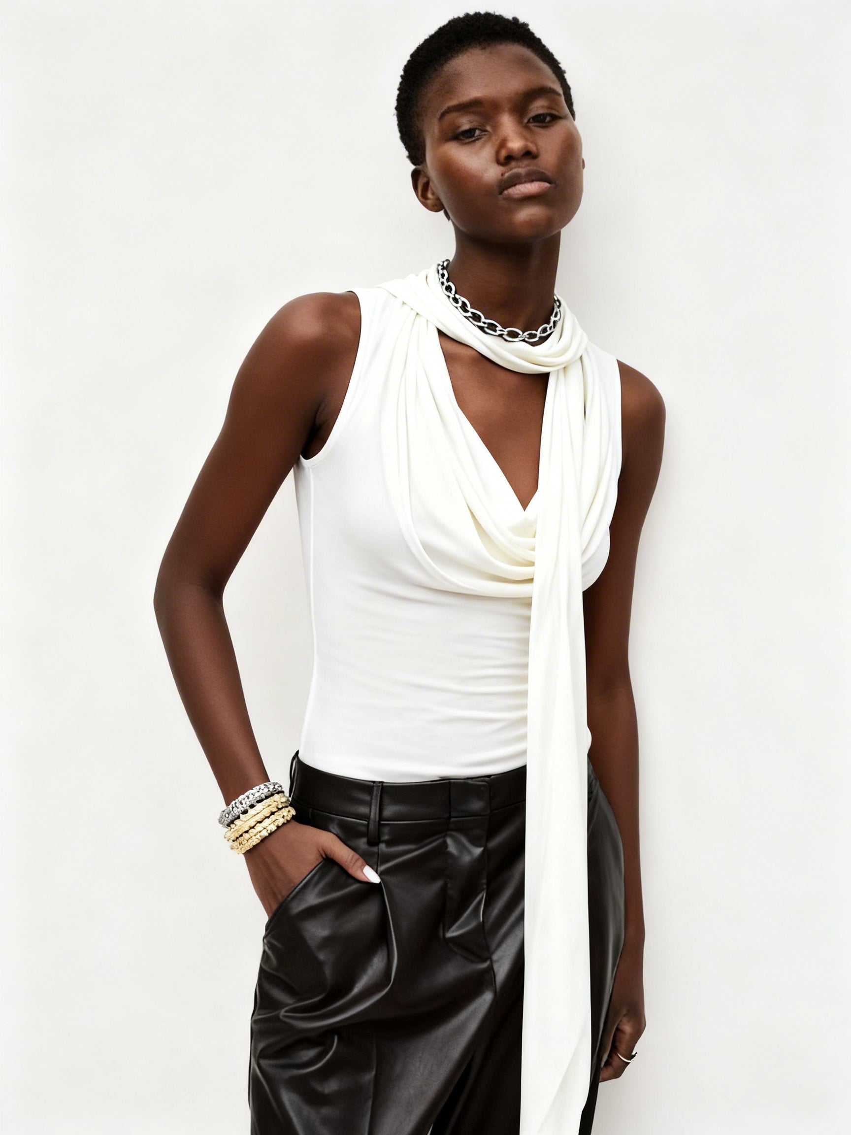 Top sin mangas con pañuelo colgante