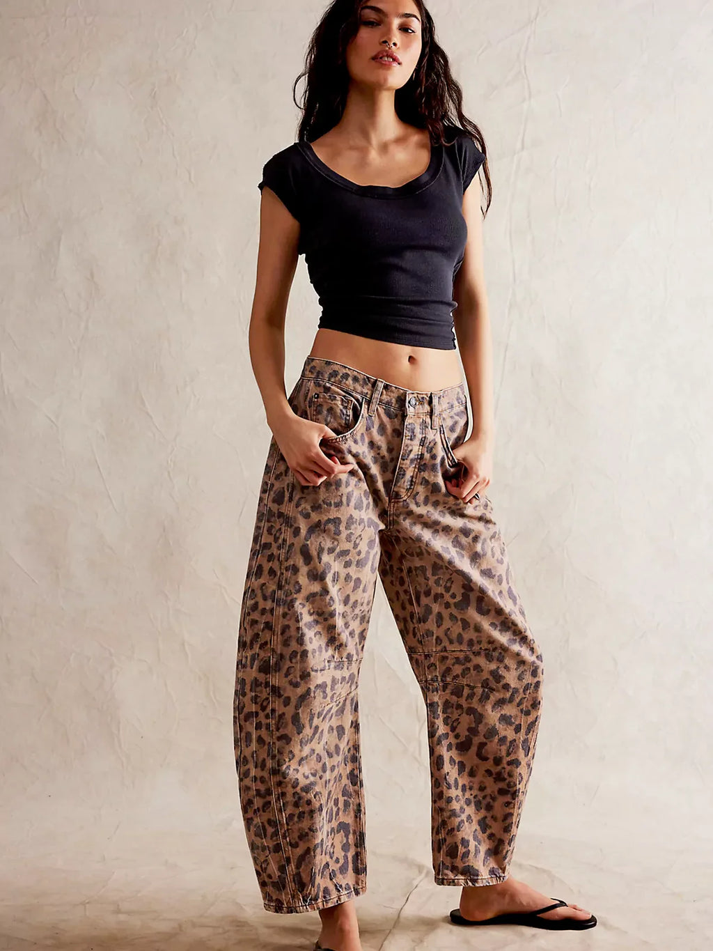 Pantalón barrel fit en denim estampado leopardo.