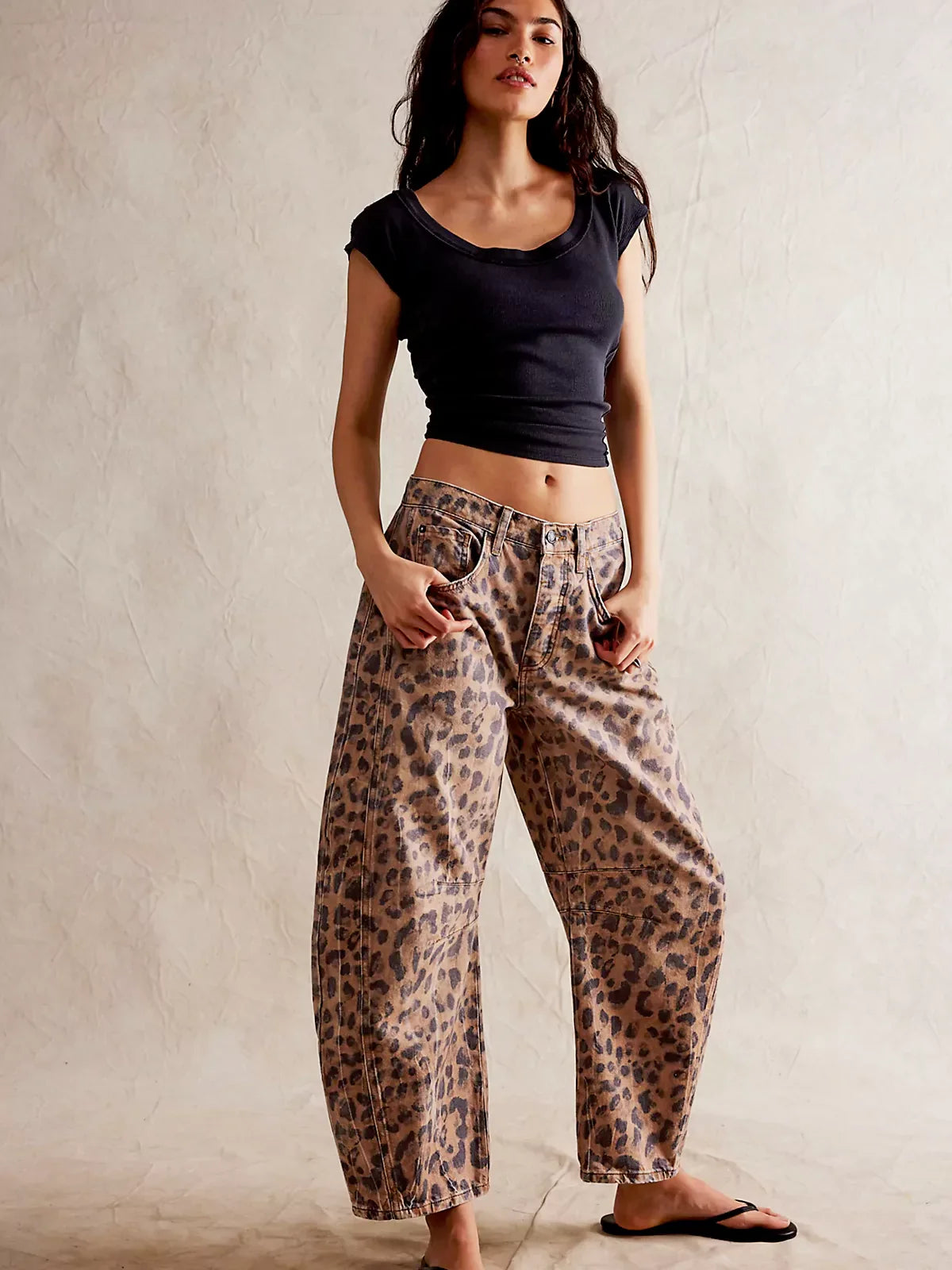 Pantalón barrel fit en denim estampado leopardo.