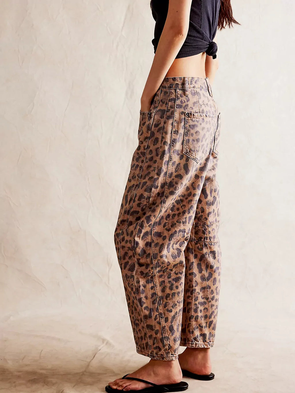 Pantalón barrel fit en denim estampado leopardo.