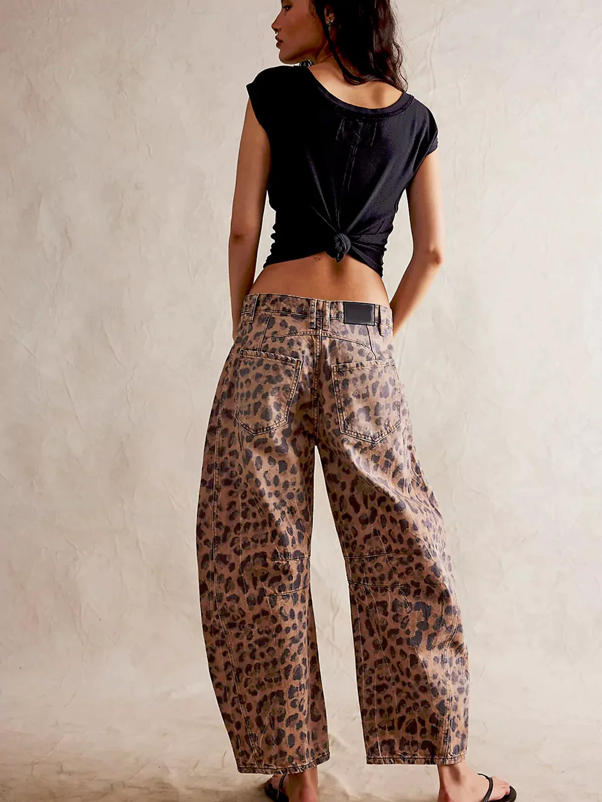 Pantalón barrel fit en denim estampado leopardo.