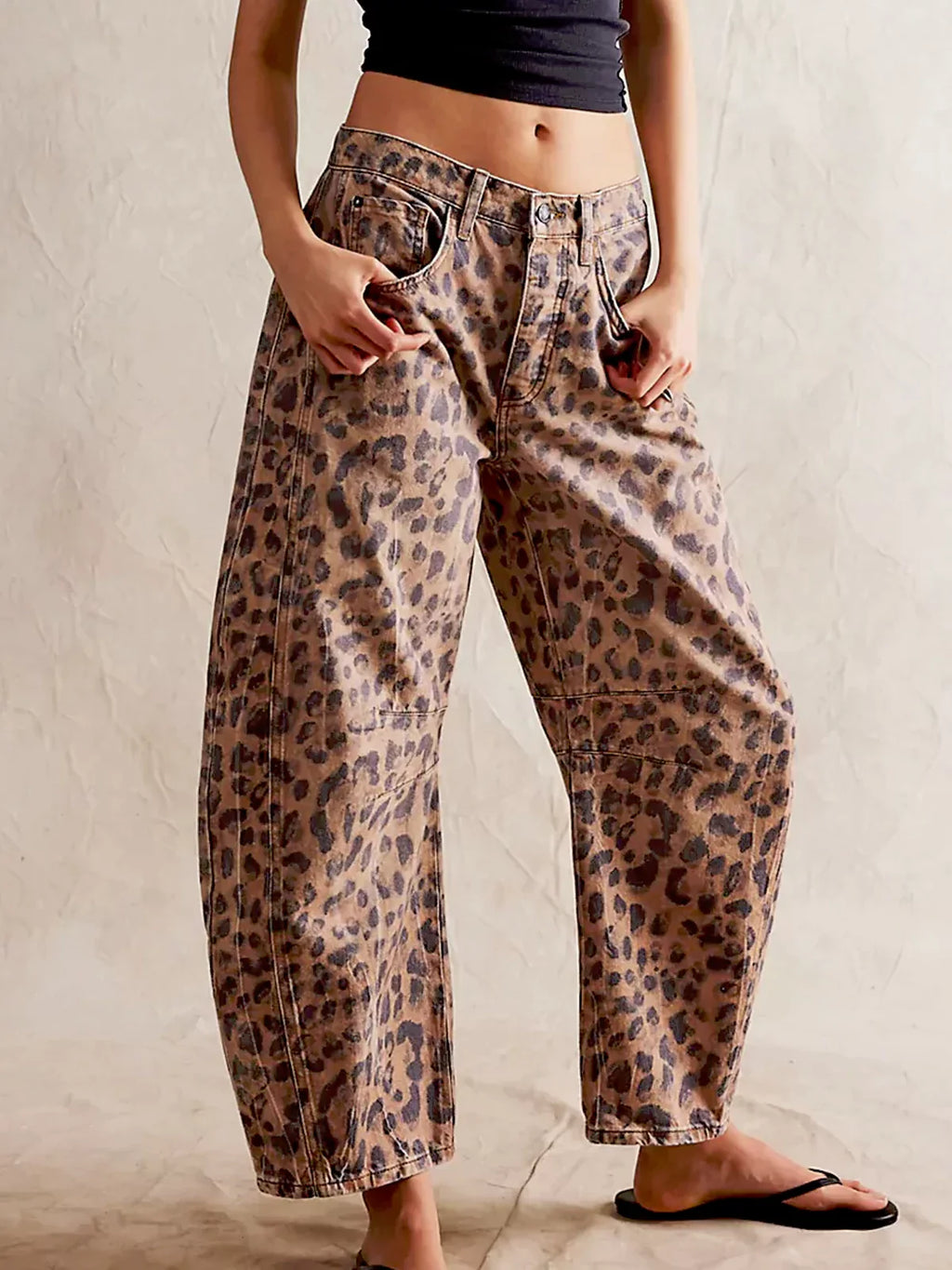 Pantalón barrel fit en denim estampado leopardo.